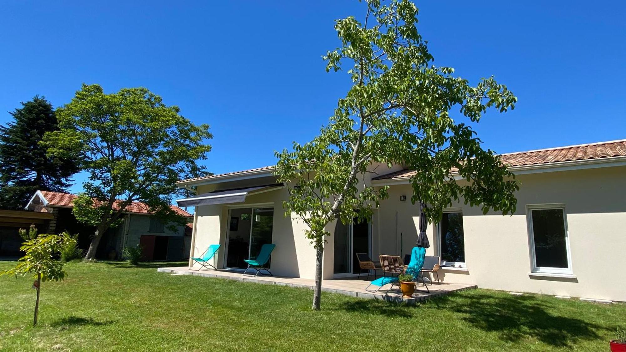 Alice's House, Maison & Grange A 10km De L'ocean Holiday home Naujac-sur-Mer