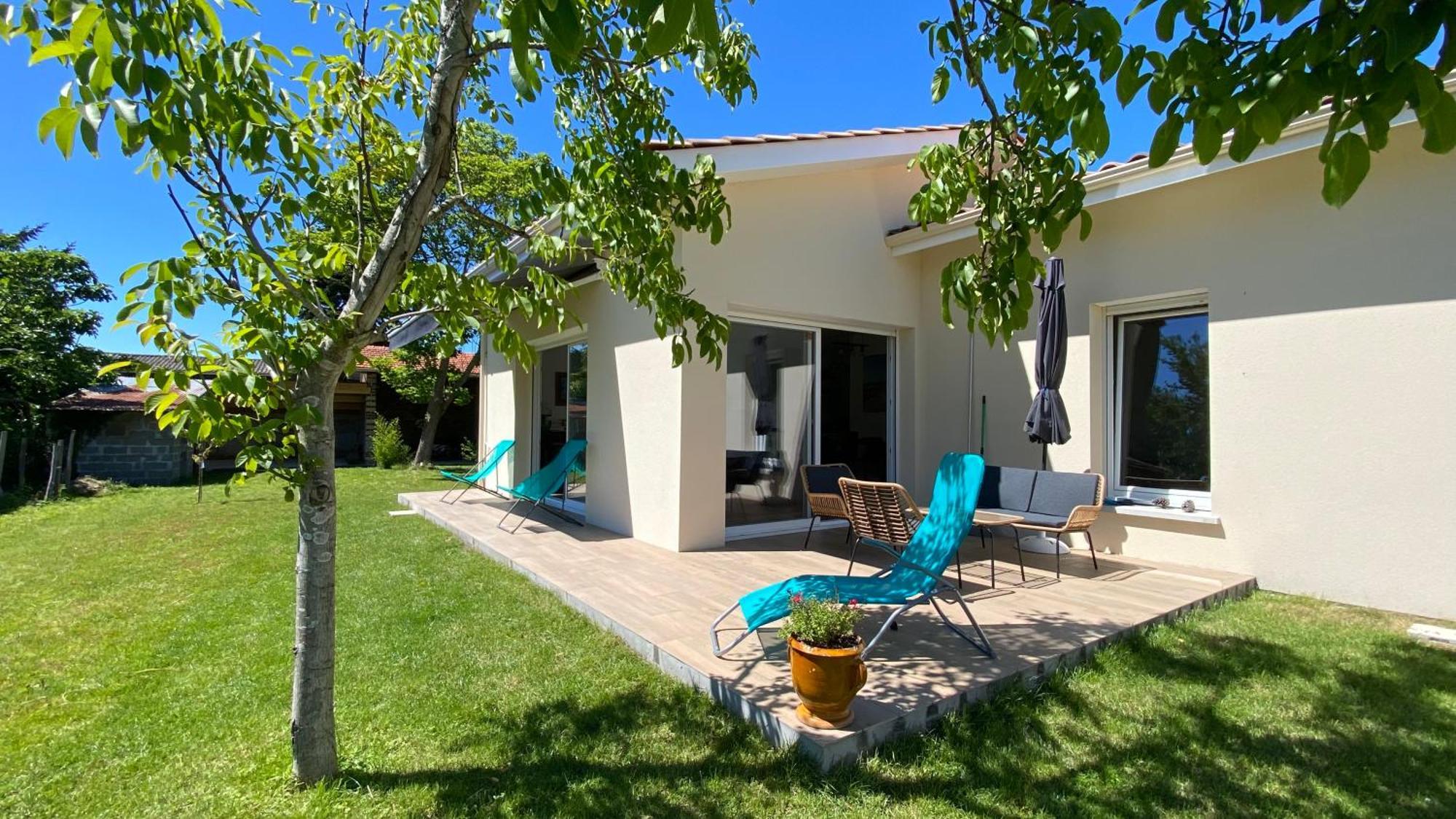 Alice's House, Maison & Grange A 10km De L'ocean Holiday home Naujac-sur-Mer
